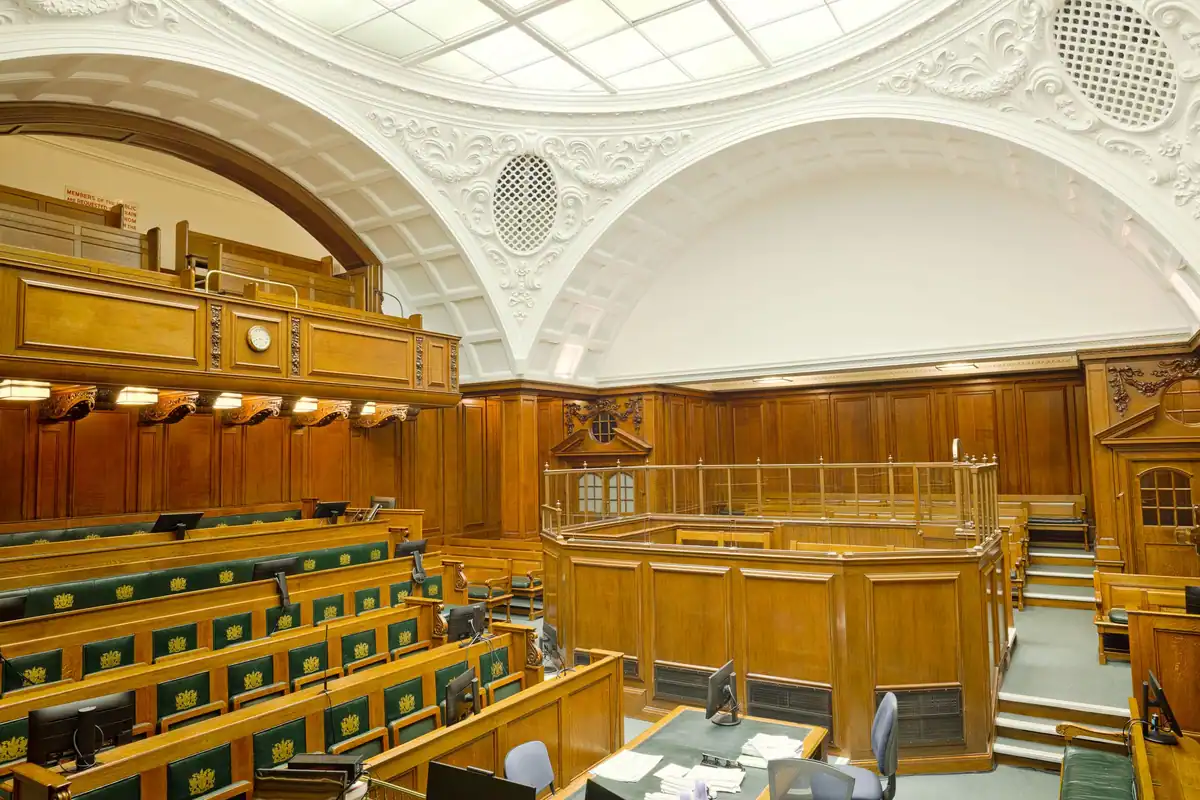 Sală de judecată istorică, cu mobilier din lemn sculptat și decor bogat