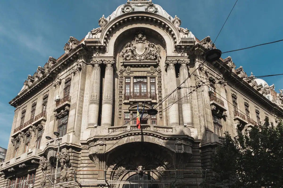 Clădire istorică din București cu fațadă clasică, sub un cer senin