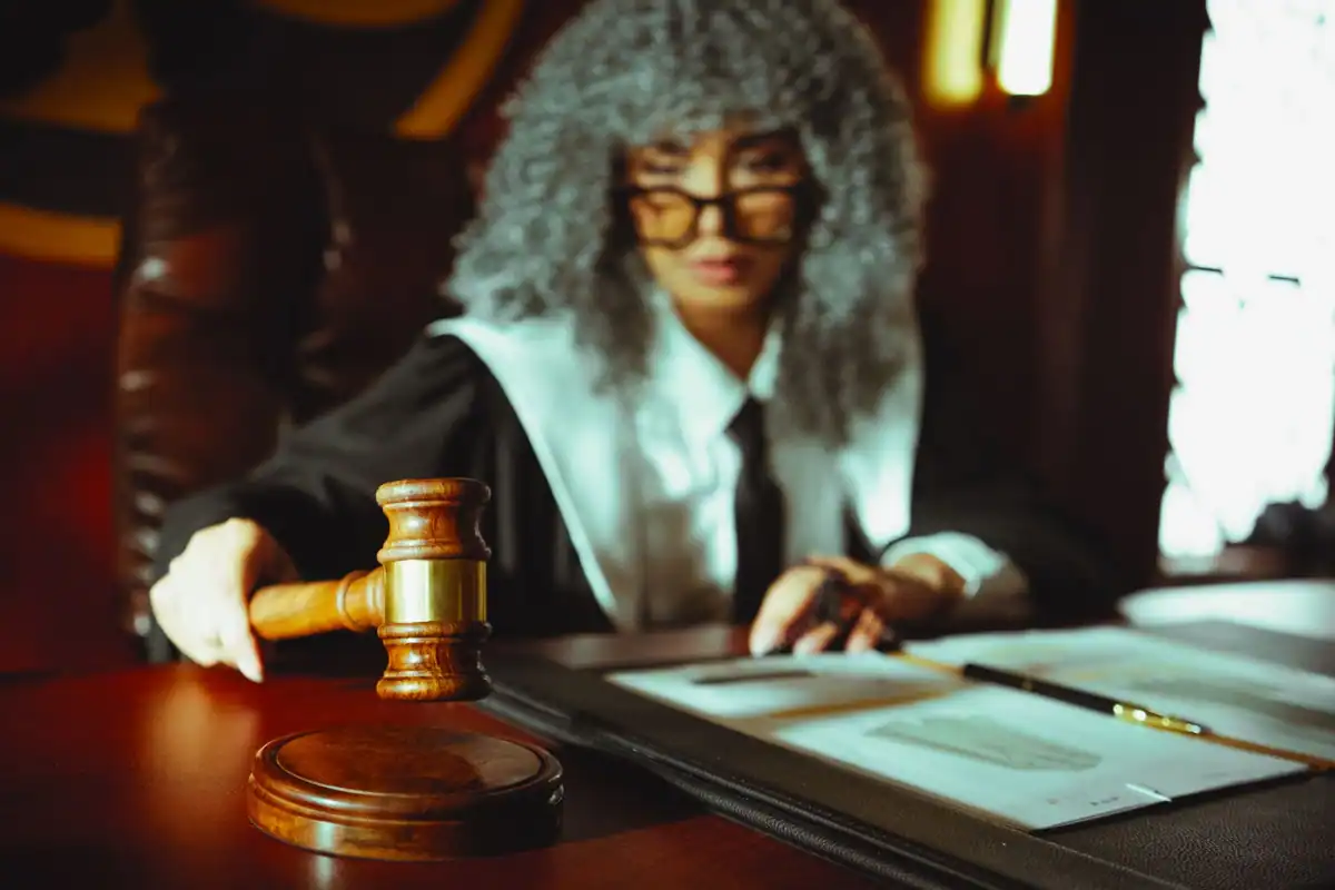 Judecător care ține ciocănelul și analizează actele unui contract contestat