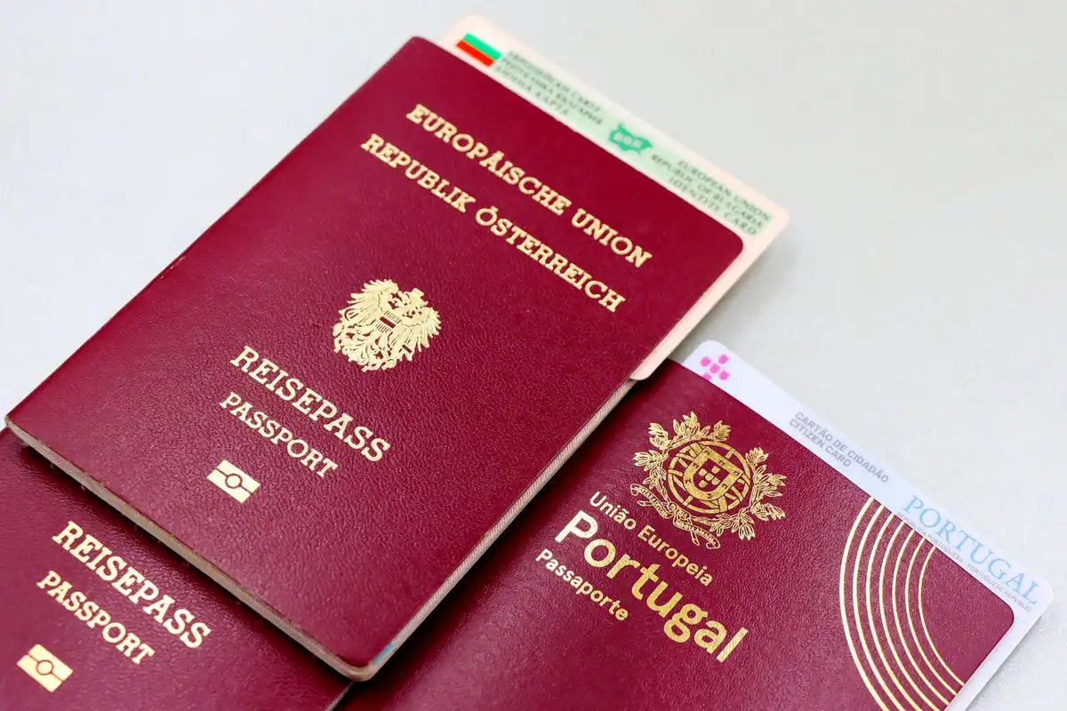 Prim-plan cu pașapoarte austriece și portugheze și o carte de identitate bulgară