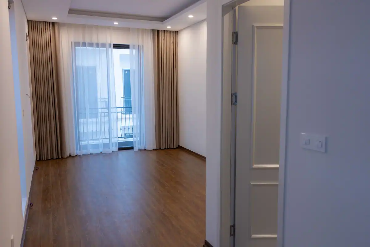 Cameră goală și luminoasă cu parchet și balcon, eliberată după reziliere